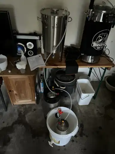 Setup where the beer fermenter‘s bubbler is replaced with a hose connected to the gas post of a corny keg that’s filled with disinfectant, which again is connects to a mini keg with a wide open spunding valve